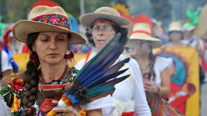 Женщина принимает участие в ритуале во время Глобального климатического марша в Боготе, Колумбия, 29 ноября 2015 года