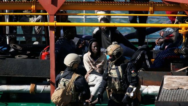 Мальтийские солдаты спецназа охраняют группу мигрантов на торговом судне Elhiblu 1 после его прибытия в Сенглеа в Большом порту Валлетты, Мальта, 28 марта 2019 года