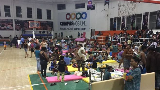 Residentes evacuados en un polideportivo en Chiapas.