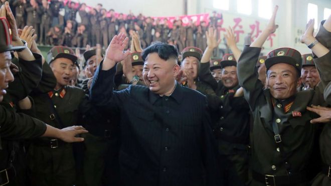 На этом снимке, сделанном 4 июля 2017 года, лидер Северной Кореи Ким Чен Ын празднует успешное испытание межконтинентальной баллистической ракеты