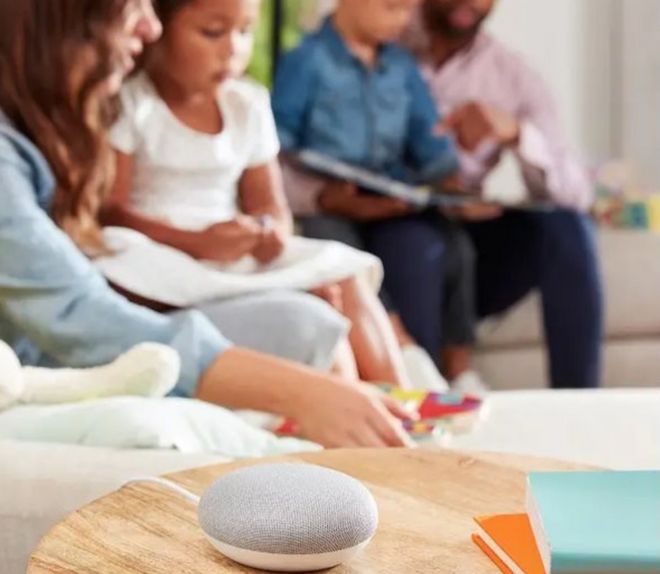 Google Home продается как семейное устройство