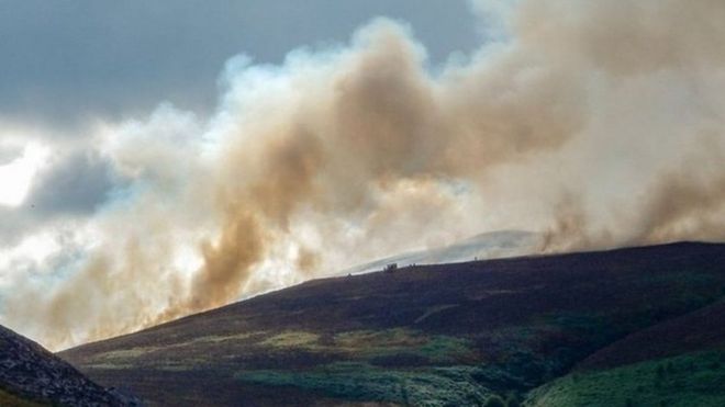 Фотография горного пожара Ллантисилио с большим шлейфом дыма