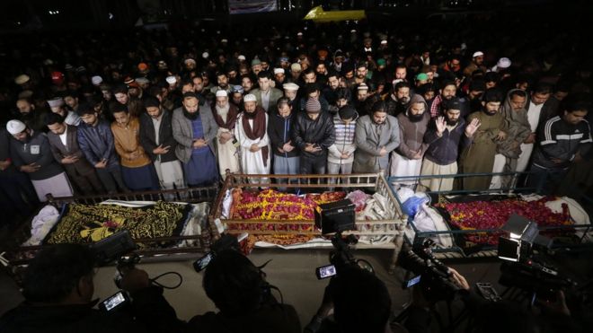 Люди присутствуют на похоронах членов семьи, которые были убиты полицией в перестрелке в Лахоре, Пакистан, 20 января 2019 года.
