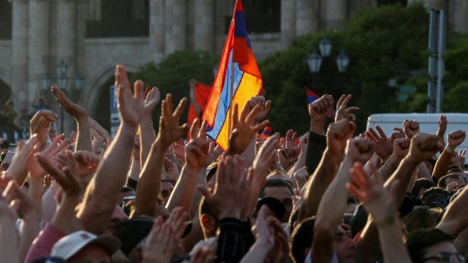Сторонники армянской оппозиции принимают участие в митинге на площади Республики в Ереване, Армения, 2 мая 2018 года