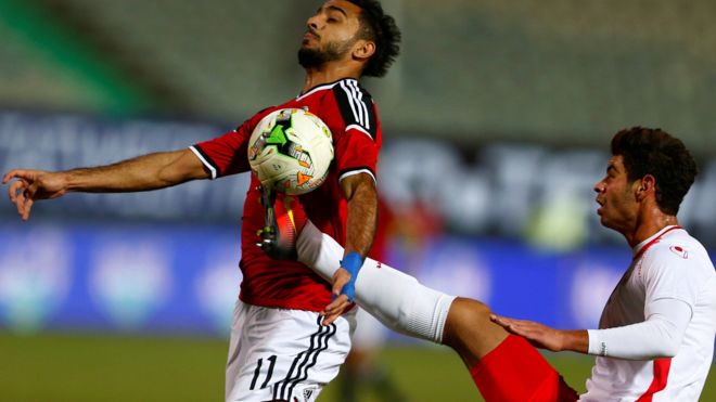 لاعب مصري يواجه لاعب تونسي يركل الكرة