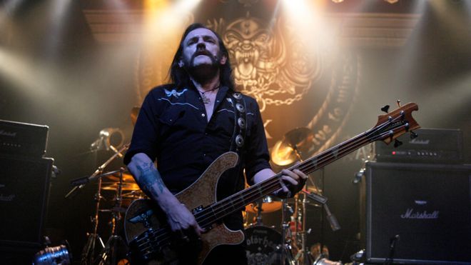 Lemmy, настоящее имя Ian Fraser Kilmister, выступает с Motorhead в Большом зале в Кардиффе, Уэльс, Великобритания в 2005 году