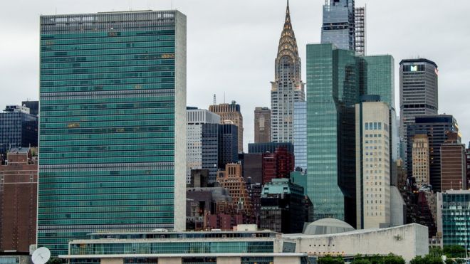 Вид на штаб-квартиру ООН и здание Крайслер за ней со стороны государственного парка Гантри Плаза в Лонг-Айленд-Сити 23 мая 2020 года в Нью-Йорке