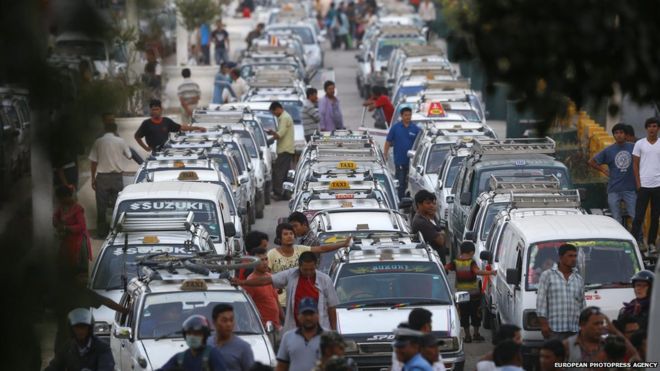 Линия такси в качестве водителей ждет топлива на заправочной станции в Катманду.