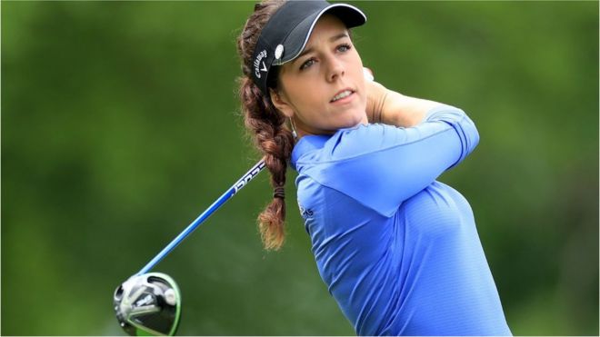 Джорджия Холл из Англии играет свой удар с мишени на пятнадцатой лунке пар 5 во время второго раунда женского чемпионата PGA 2019 KPMG в национальном гольф-клубе Hazeltine 21 июня 2019 года в Часке, штат Миннесота