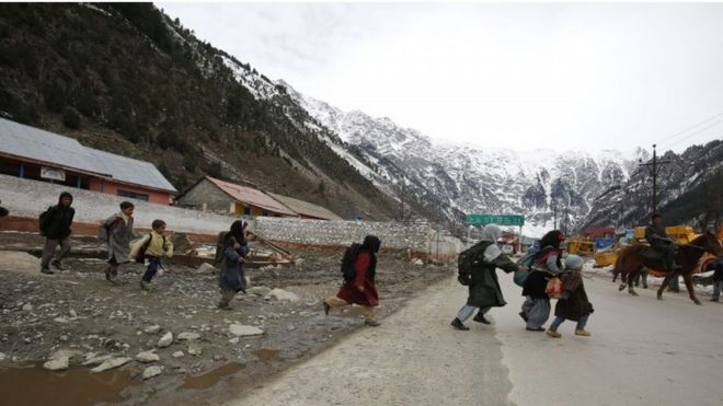 Кашмирские школьники пересекают улицу в центральной деревне Кашмир Кангана, в 50 километрах от Сринагара, летней столицы индийского Кашмира, 23 марта 2016 года.
