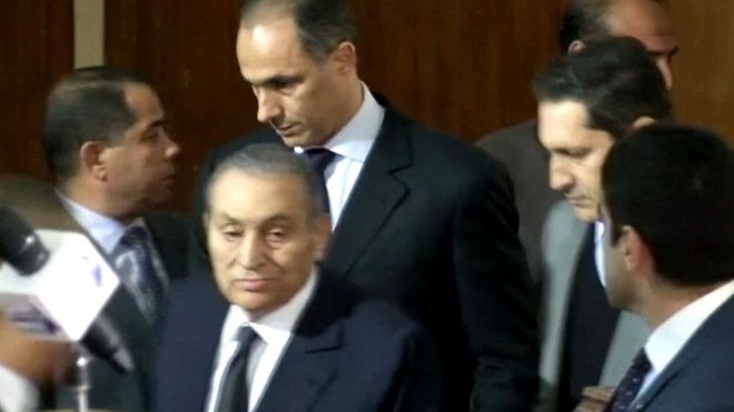 الرئيس المصري السابق، حسني مبارك، يدلي بشهادته أمام المحكمة في قضية "اقتحام السجون" في 2011 المتهم فيها الرئيس السابق مرسي، وأعضاء آخرين في جماعة الإخوان المسلمين المحظورة.