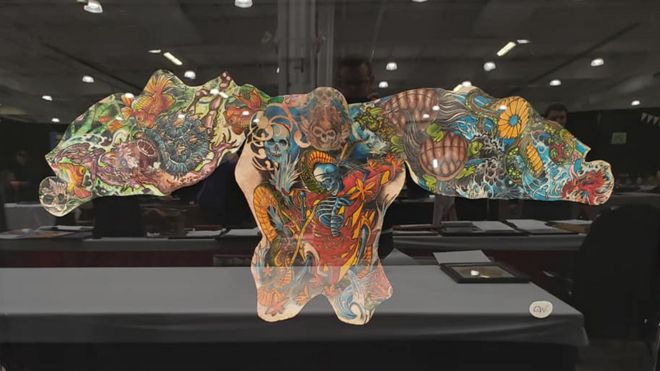 Сохранившиеся и обрамленные татуировки спины и рук Криса Вензеля