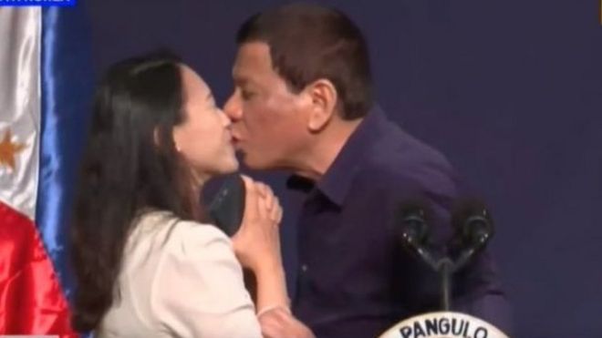 Duterte işçi kadını öperken