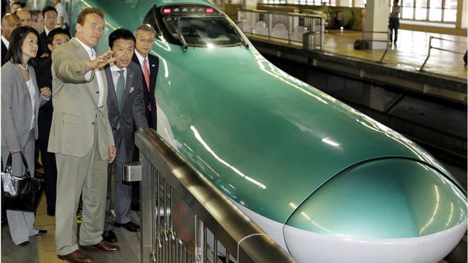 Тогдашний губернатор Калифорнии Арнольд Шварценеггер осматривает сверхскоростные пассажирские экспрессы в Японии в 2010 году как вдохновение для собственных обновлений поездов в Калифорнии