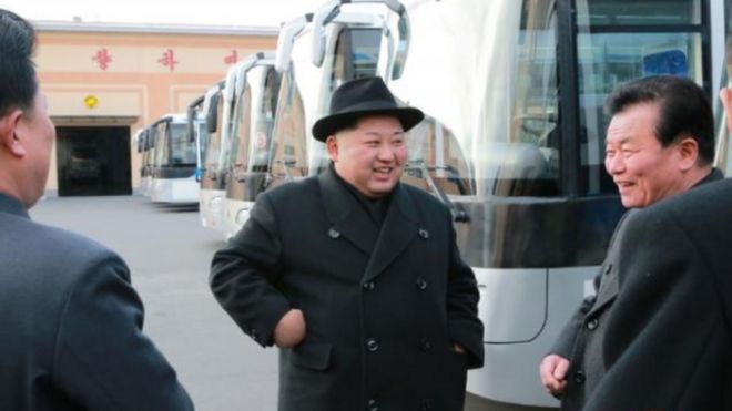 สำนักข่าว KCNA เผยแพร่ภาพนายคิม จอง อึน ขณะเยี่ยมชมโรงงานผลิตรถโดยสารที่ใช้ไฟฟ้าแบบรถราง (Trolley-bus)