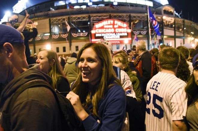 Фанаты Chicago Cubs празднуют 22 октября в Чикаго