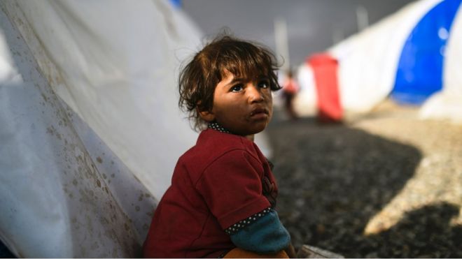 Перемещенная иракская девушка, изображенная в лагере беженцев 22 октября 2016 года в городе Кайяра, к югу от Мосула, во время операции по возвращению города Мосул из Исламского государства