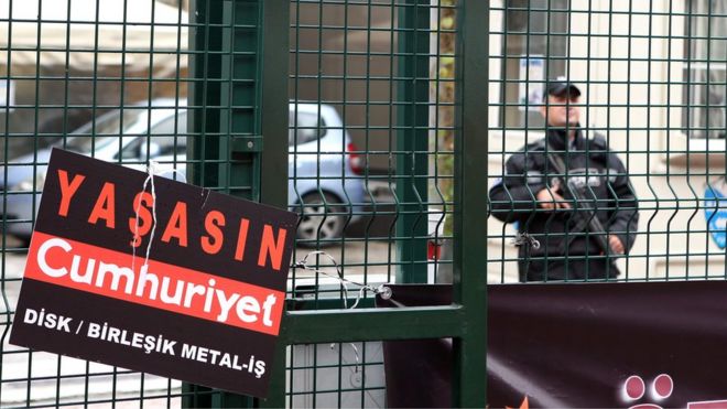 Полицейский возле офиса Cumhuriyet в Стамбуле (5 ноября)