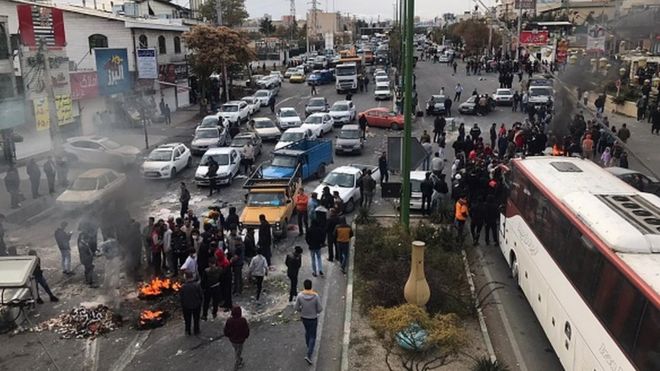 Протестующие устраивают поджоги, блокируя дороги во время акции протеста против повышения цен на бензин в Дамаванде в Тегеране, Иран, в ноябре 2019 года