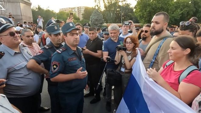 پلیس از راهپیمایی طرفداری از اوکراین با‌ وجود مجوز قبلی جلوگیری می‌کند