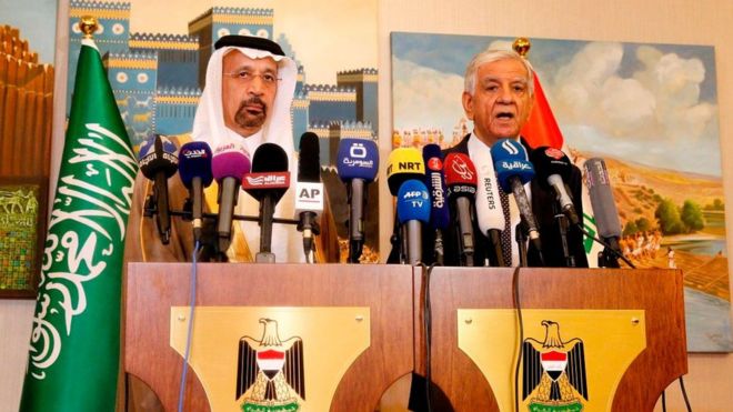 Министр энергетики Саудовской Аравии Халид аль-Фалих (слева) и иракский коллега Джаббар аль-Луайби 22 мая 2017 года в Багдаде.Ирак согласился продлить на девять месяцев пакт о сокращении добычи среди членов ОПЕК с целью повышения цен на нефть