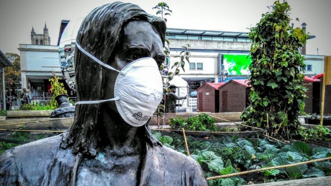 Статуя в маске от пыли
