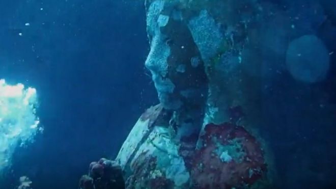 Estatua de la Virgen bajo el agua