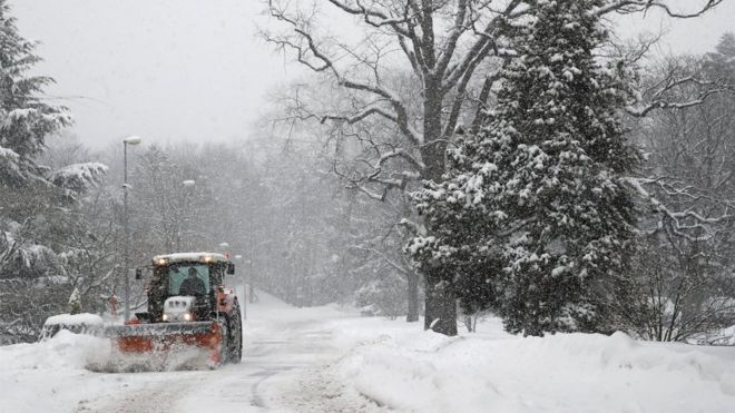 Трактор убирает снег в европейской штаб-квартире ООН в Женеве, Швейцария