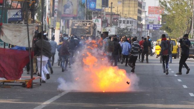আসামে প্রতিবাদকারীদের লক্ষ্য করে পুলিশের টিয়ার গ্যাস নিক্ষেপ।