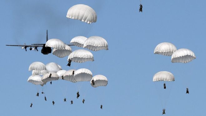 Польские войска приземляются с парашютами 7 июня 2016 года в рамках военных учений НАТО «Анаконда-16»
