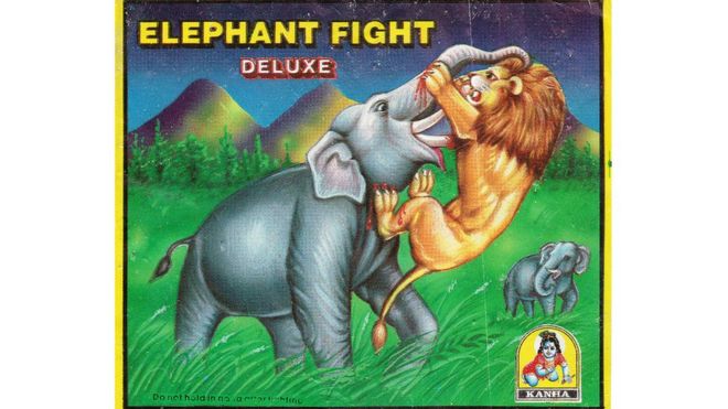 Фейерверк Elephant Fight Deluxe показывает, что слон убивает льва своим бивнем