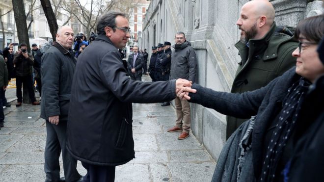Джозеп Рулл (С) прощается с женой Мериткселл Луис перед возвращением в суд в Мадриде 23 марта 2018 года