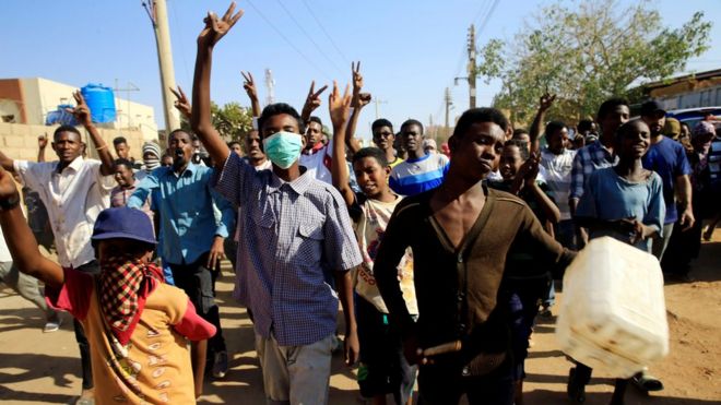Суданские демонстранты маршируют во время антиправительственных акций протеста в Хартуме, Судан, 24 января 2019 года