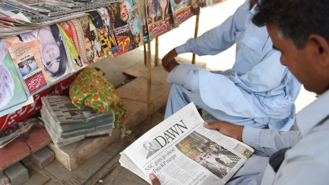 Мужчина читает газету Dawn в Карачи, Пакистан. Фото: май 2018
