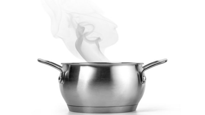Olla de la que sale vapor