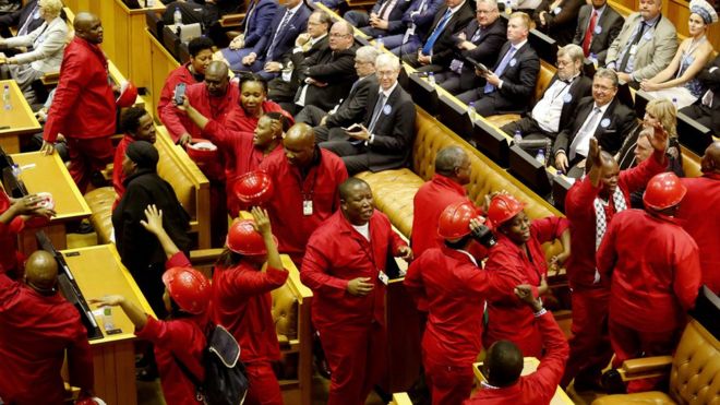 Юлиус Малема и политическая партия "Борцы за свободу экономики" покидают парламент в Кейптауне, Южная Африка, 11 февраля 2016 года