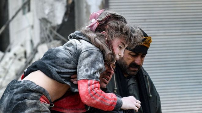 طفلة سورية تم انقاذها من تحت الأنقاض في بلدة بمنطقة عفرين