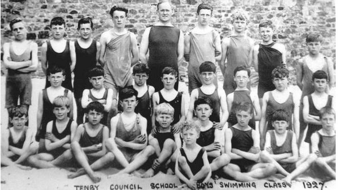 Школьный совет по теннису 1927 г. В прошлом году рекордные 700 пловцов приняли участие в Tenby's Boxing Day swim ~! Тенби День бокса плавать