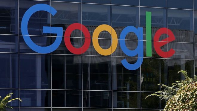 Экстерьер офиса Google с логотипом