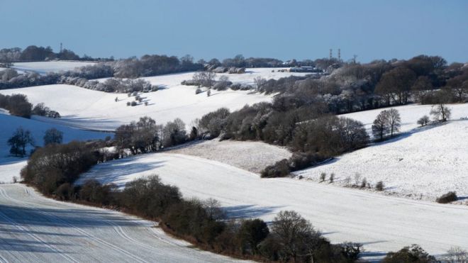 Легкое пыльное снеговое покрытие покрывает склоны около аэропорта Биггин Хилл 30 января 2019 года возле Биггин Хилл, Великобритания.