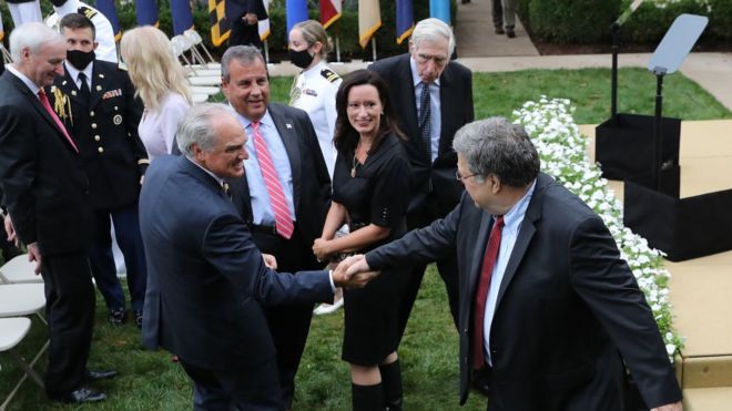 Генеральный прокурор Билл Барр приветствует гостей, включая Криса Кристи (в розовом галстуке)