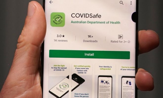 Una persona muestra la nueva aplicación voluntaria de rastreo de coronavirus del gobierno australiano "COVIDSafe" en un teléfono móvil en Melbourne