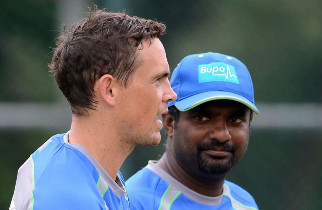 முத்தையா முரளீதரன் (வலது)