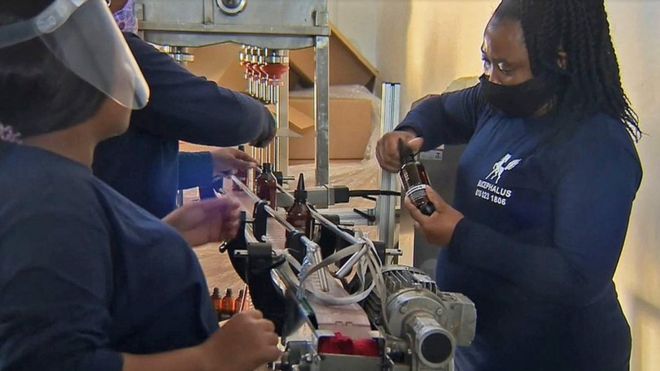 Персонал компании Native Child разливает средства по уходу за волосами на фабрике