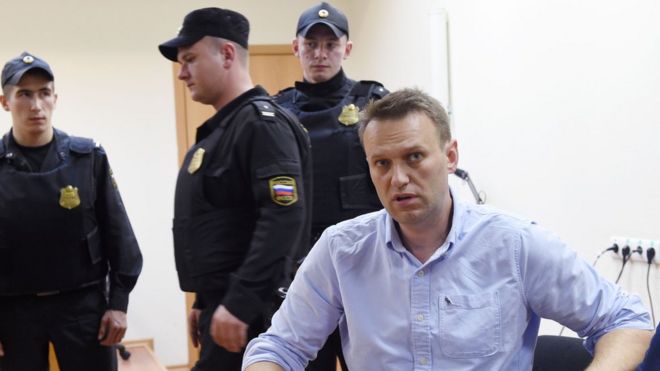 Лидер российской оппозиции Алексей Навальный выступает после слушания в суде в Москве, поздно вечером 12 июня 2017 года