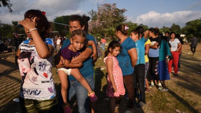Мигранты, принимающие участие в караване в очереди США за едой в Оахака, Мексика, во вторник