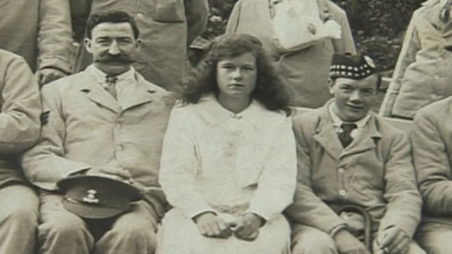 Сержант Джозеф Фланаган (слева) фотографируется с другими солдатами и медсестрой во время Первой мировой войны
