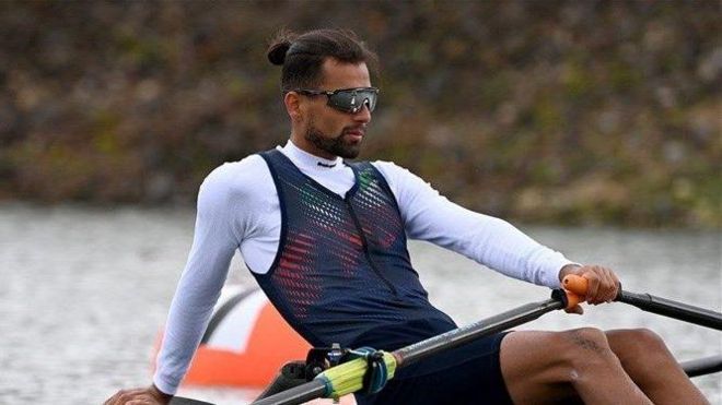 امیرحسین محمودپور، کاپیتان تیم ملی روئینگ ایران، آخرین ورزشکار سرشناسی است که به دلیل مشکلات مالی به دستفروشی روی آورده است