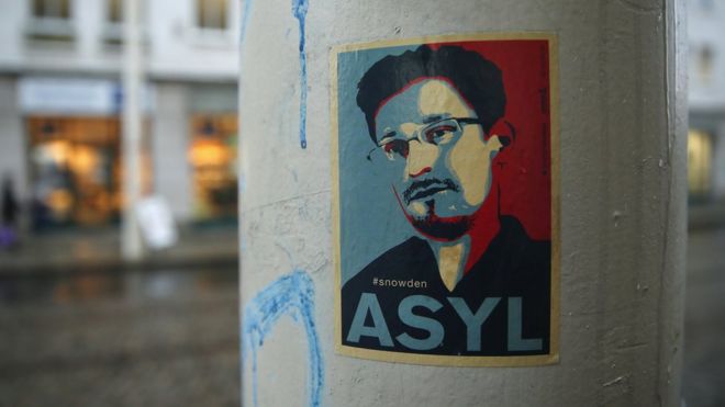 Плакат, призывающий власти Германии предоставить убежище Эдварду Сноудену