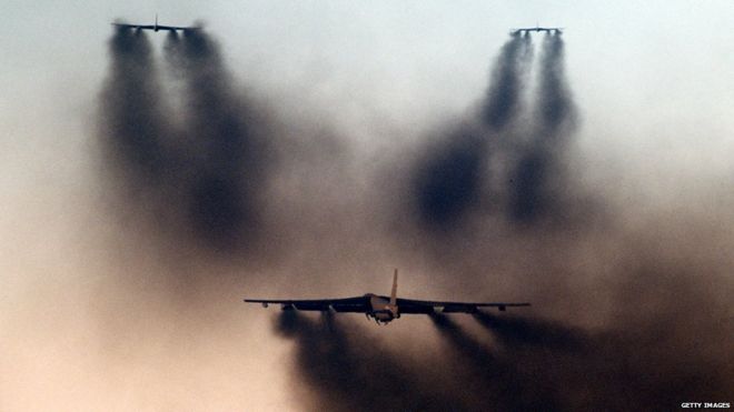 B-52 выпускают дым во время тренировки
